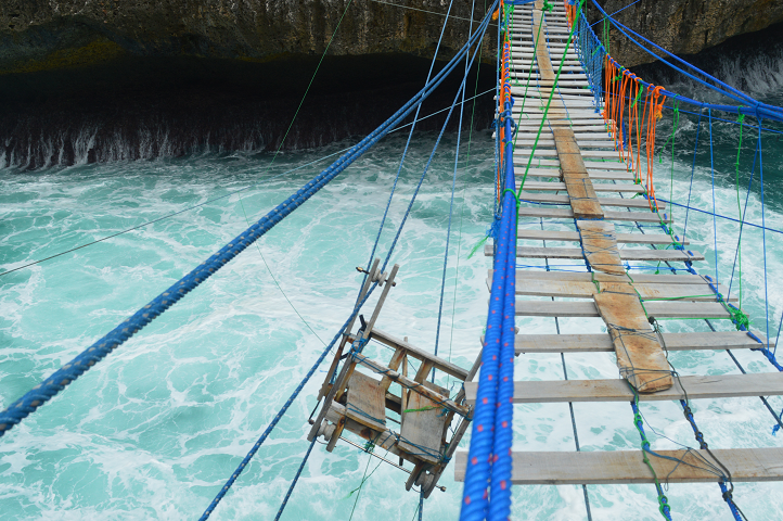 Gondola di jembatan Pulau Kalong